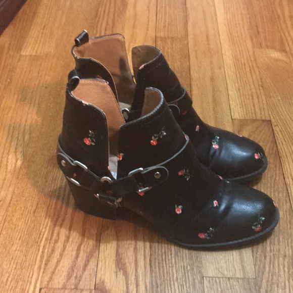 NWT Madden Girl booties with Roses size 8 - Picture 2 of 7